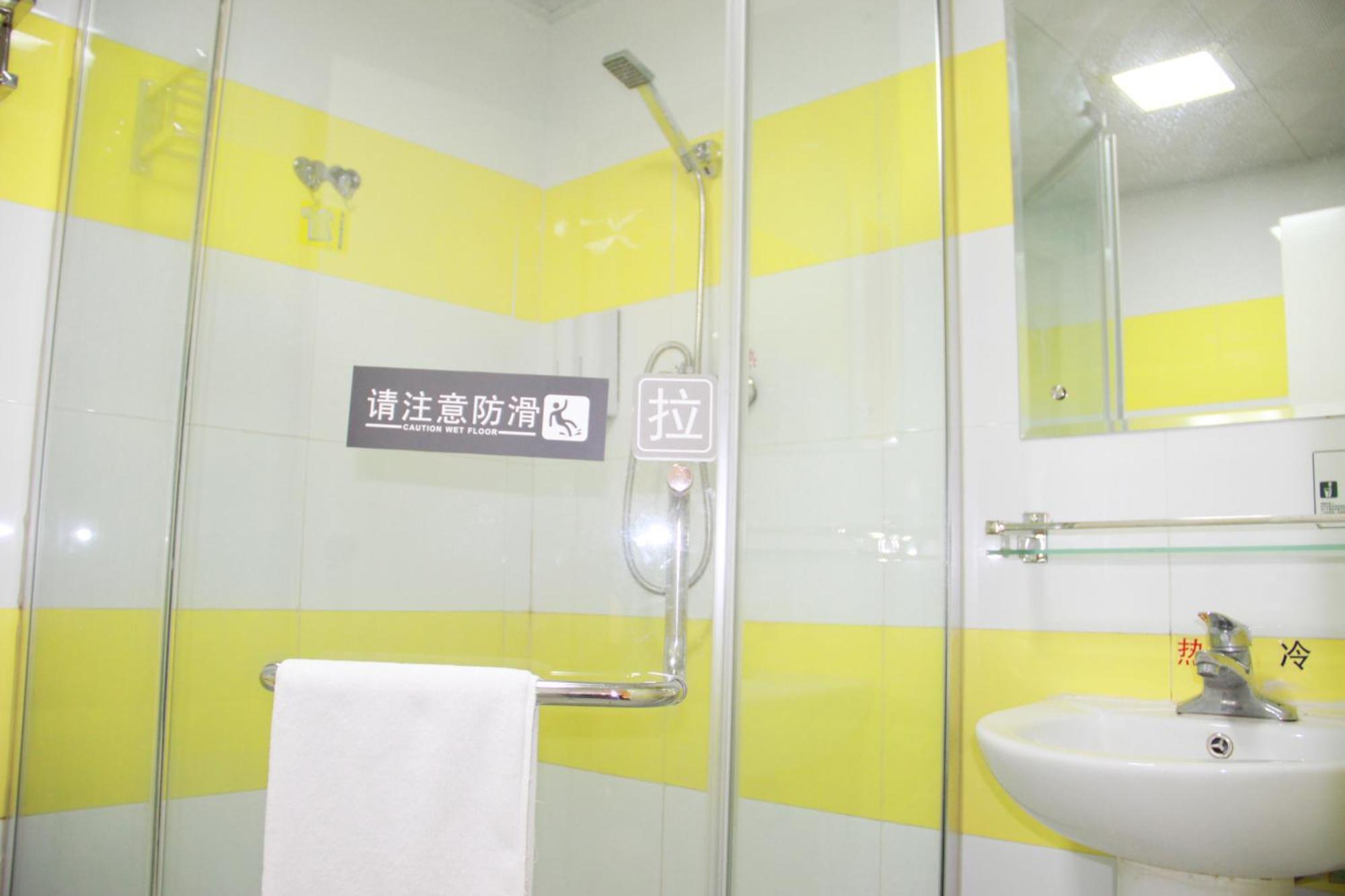 7Days Inn Guangzhou South Railway Station Huijiang Subway Station Экстерьер фото