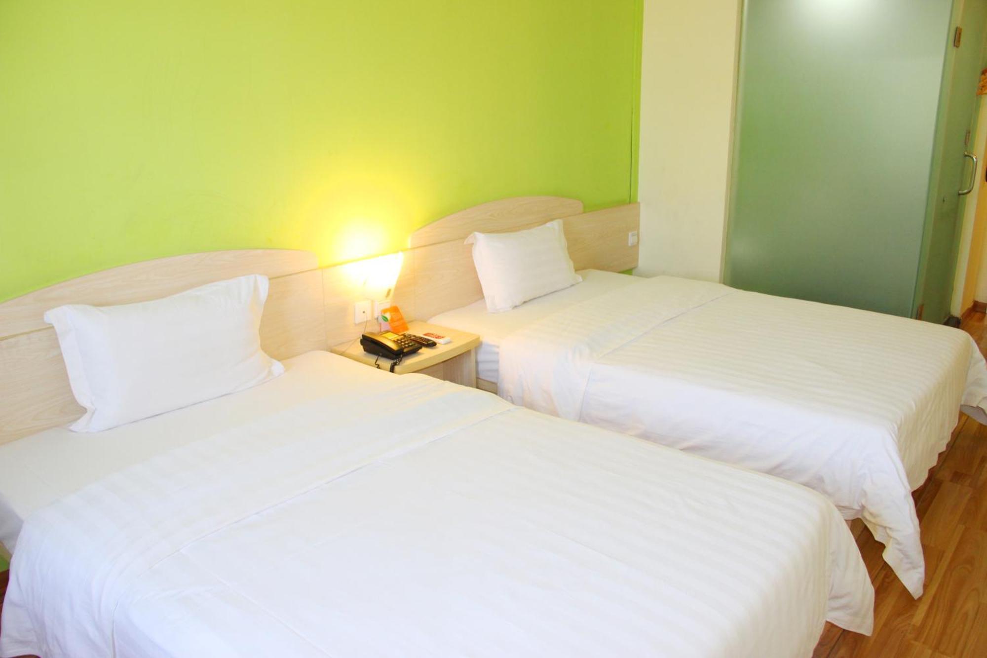 7Days Inn Guangzhou South Railway Station Huijiang Subway Station Экстерьер фото