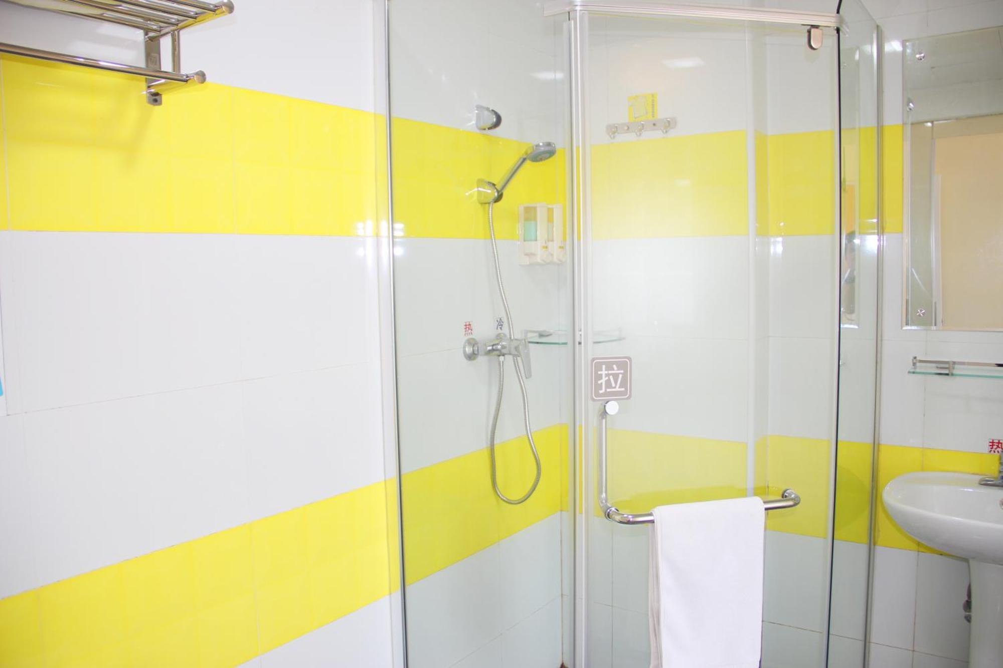 7Days Inn Guangzhou South Railway Station Huijiang Subway Station Экстерьер фото