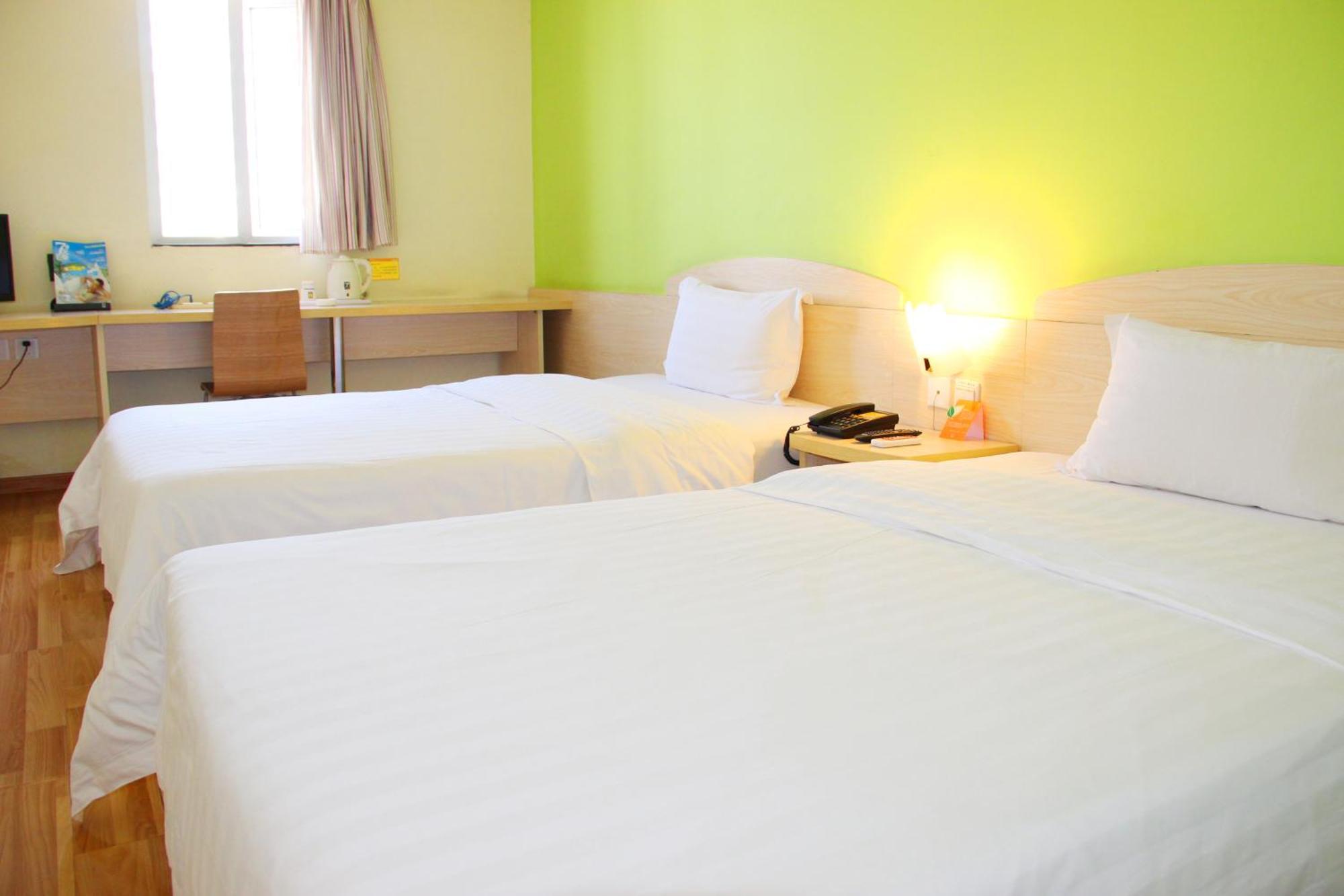 7Days Inn Guangzhou South Railway Station Huijiang Subway Station Экстерьер фото