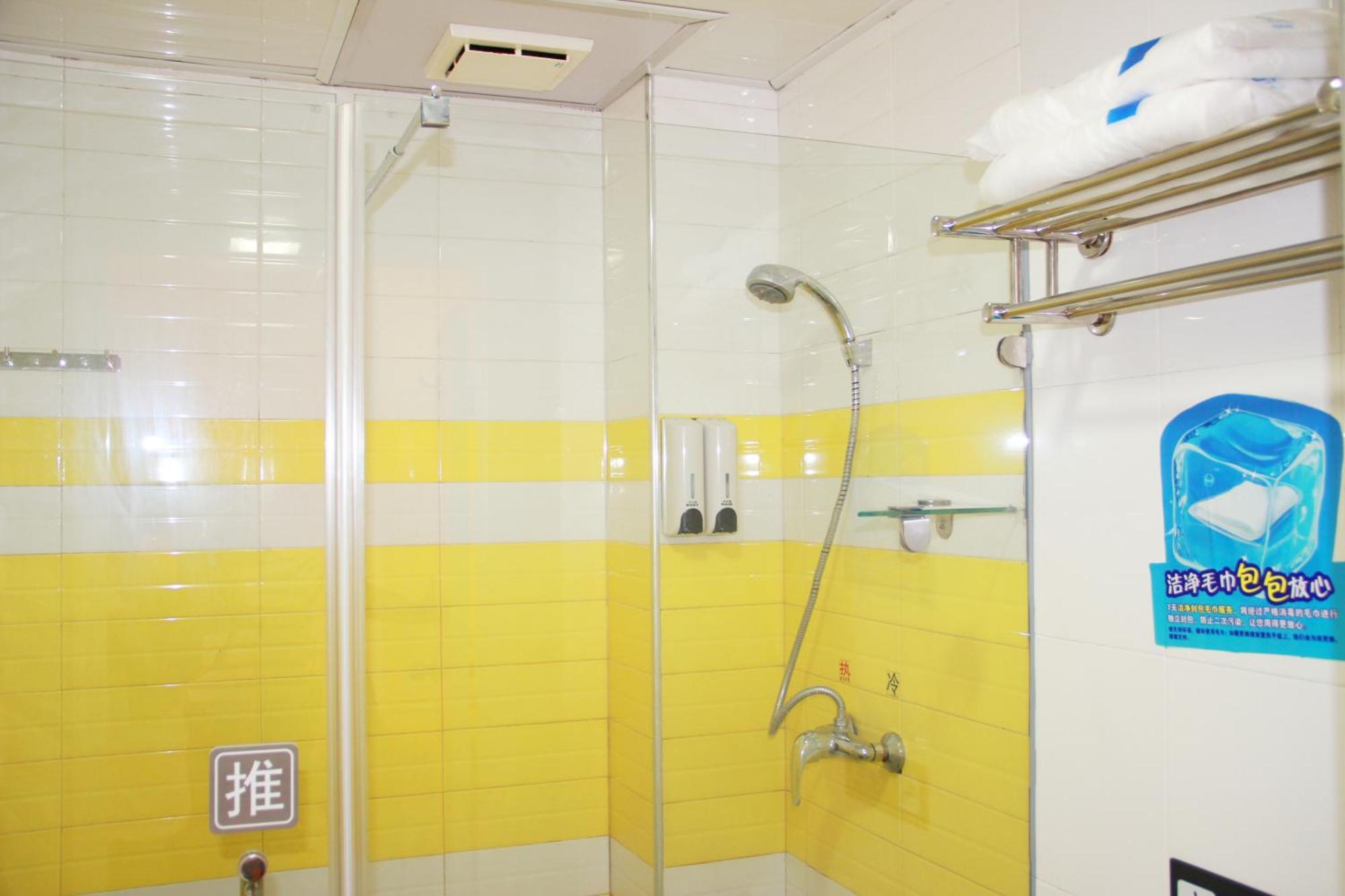 7Days Inn Guangzhou South Railway Station Huijiang Subway Station Экстерьер фото